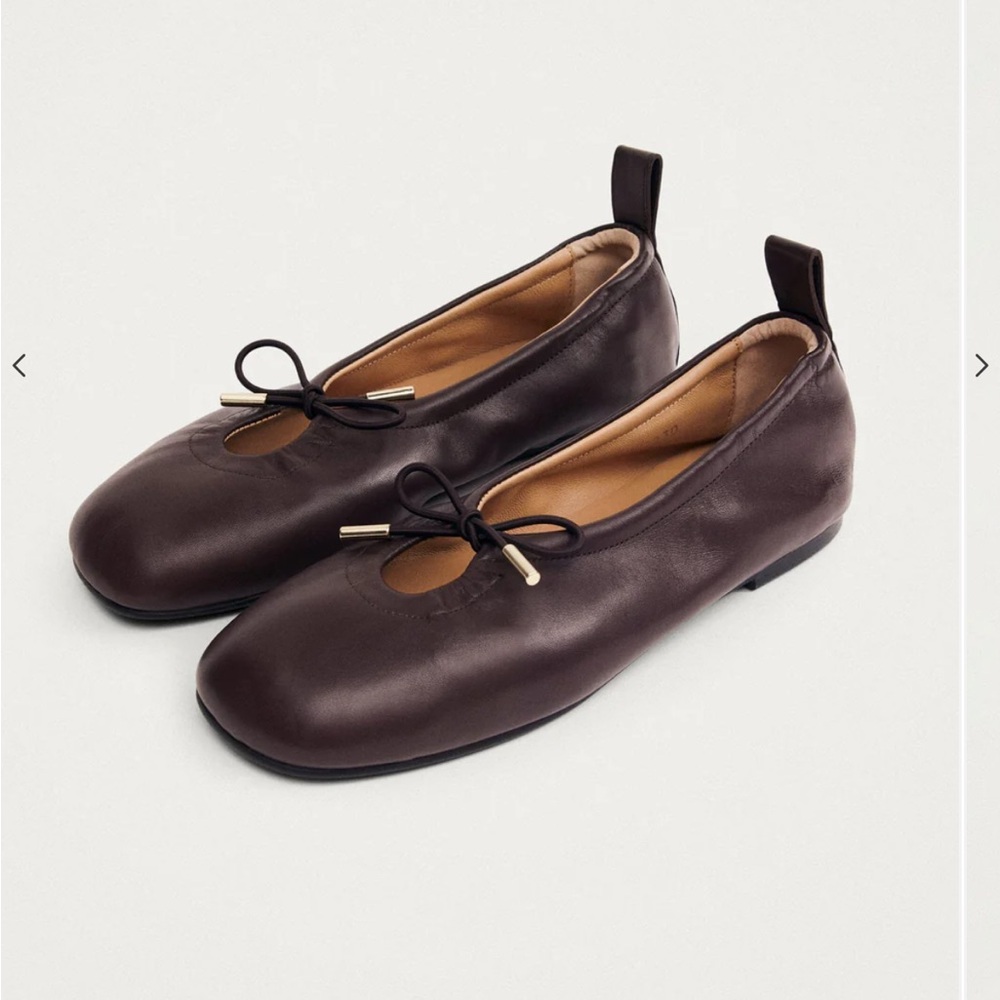 Alohas Rosalind Brown Flats NWT